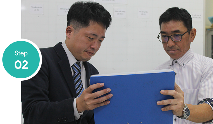 技術スタッフとの打ち合わせ<br>技術スタッフと、お客様のニーズに<br>応えられる製品を検討します。